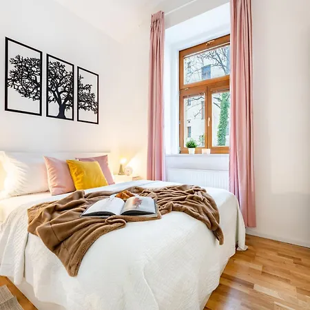 Days - One Bedroom With Tv, 5 Minutes To National Museum アパート プラハ